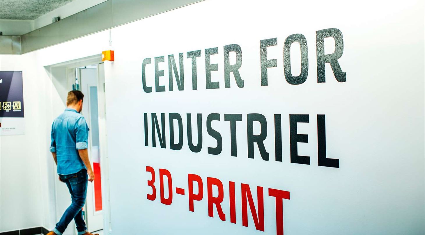 Mand går ind af dør - skilt på væggen med 3d-print
